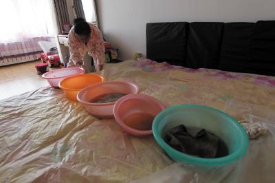 石河子楼上漏水，住户失联，小区没物管，业主维权难！律师来支招……